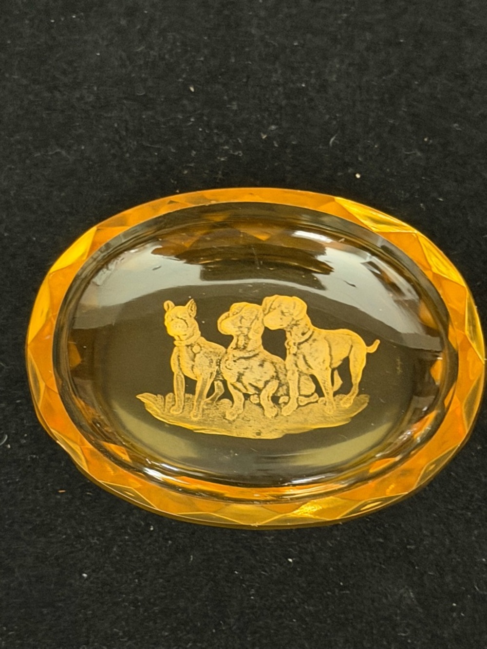 Vintage 1920-40s Bohemian Amber Glass Intaglio Salt Cellar Trio of Dogs - Picture 2 of 10